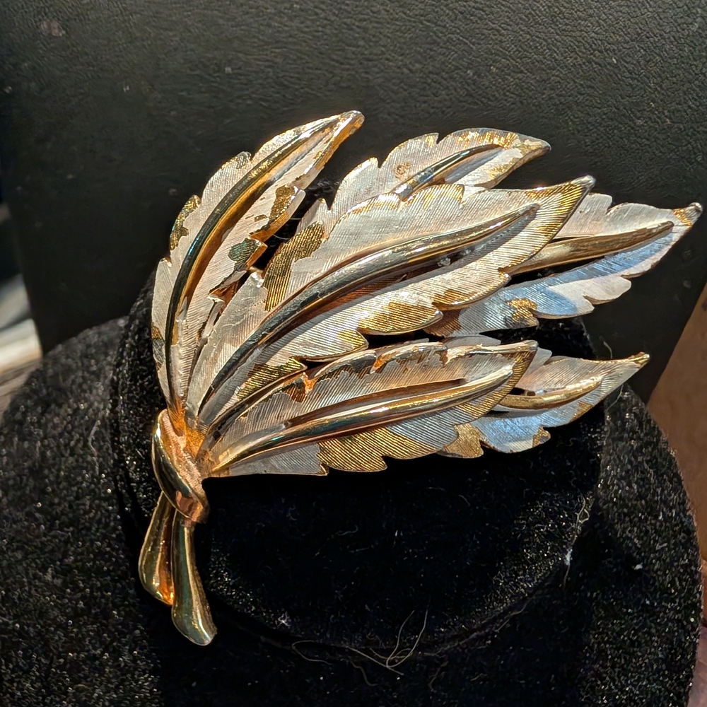 🥰 PRICE DROP🥰 Vintage signed JJ brooch featuring tones Of gold and Silver